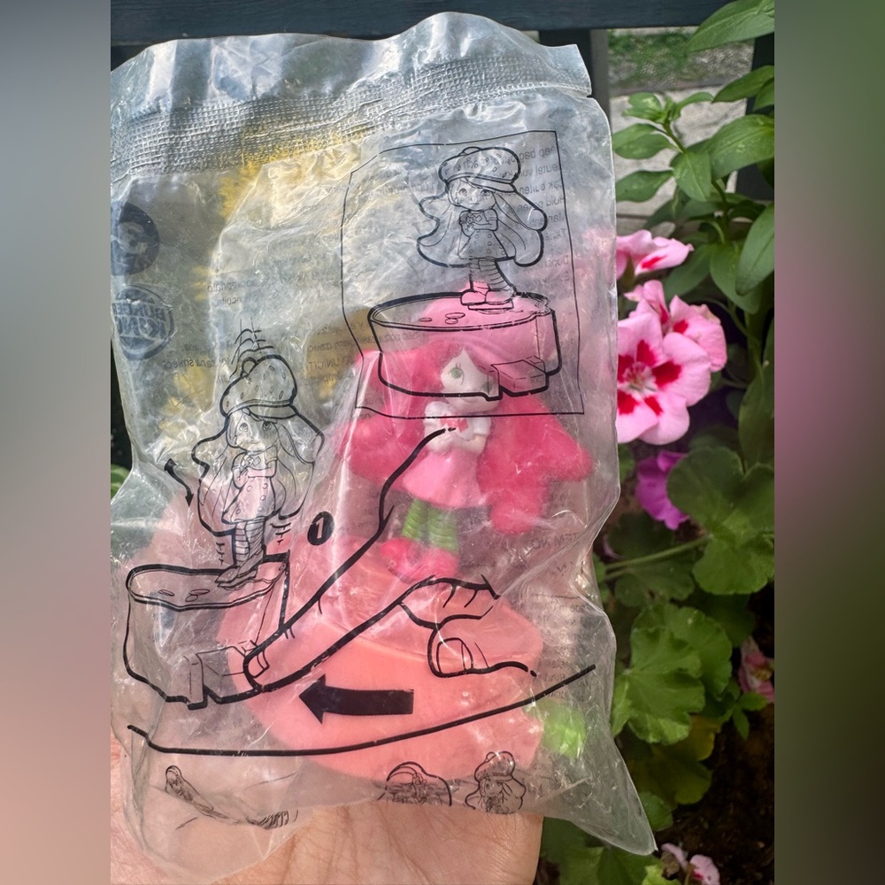 NEW RARE 2014 Pink and green Strawberry Shortcake Limited Edition BurgerKing toy